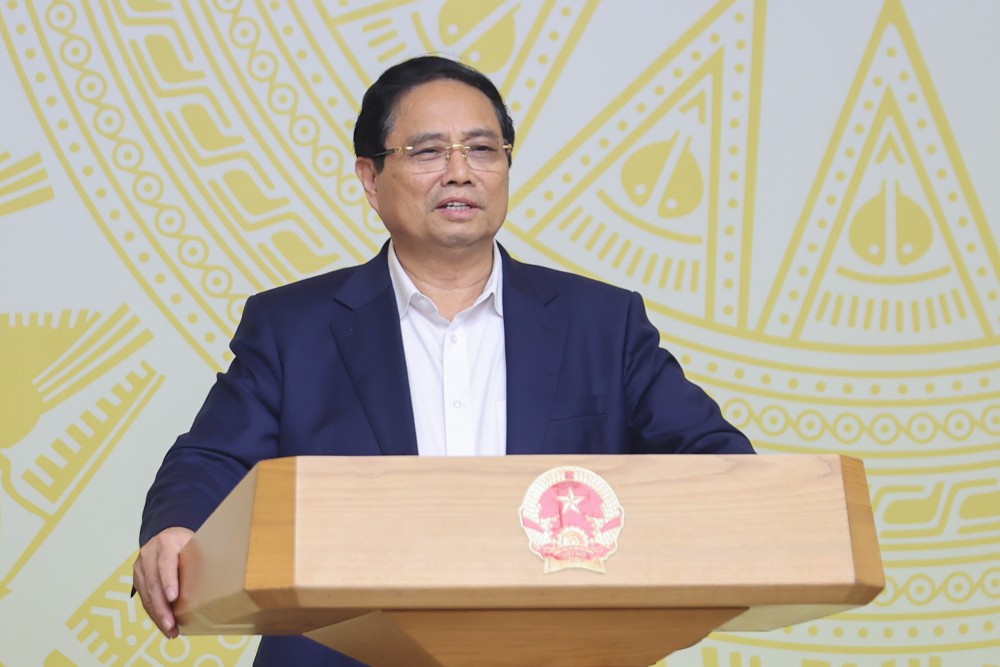 팜밍찡 정치국 위원 겸 총리는 전국 평균 이하의 공공 투자 자본 집행률을 가진 29개 부처 기관 및 12개 지방을 비판했습니다. 사진: VGP