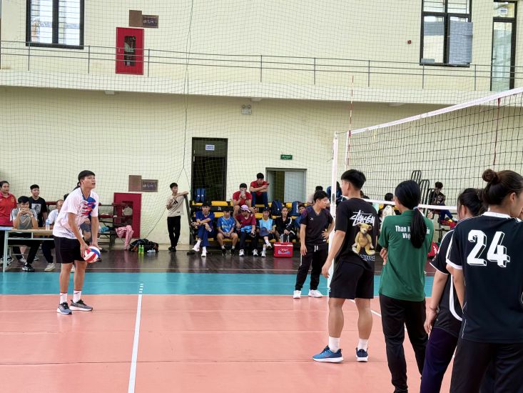 代表バスケットボールチームのディン・ヴァン・ズイ選手が、検査で専門技術に関する学生支援に参加しています。写真:ホアイ・ベト