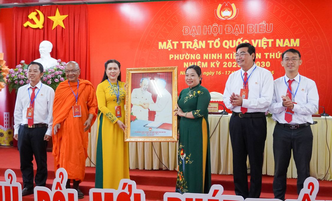 Ba Ho Thi Cam Dao tang anh Bac Ho va Bac Ton chuc mung Dai hoi dai bieu MTTQ Viet Nam phuong Ninh Kieu lan thu I, nhiem ky 2025 - 2030. Anh: Phuong Anh
