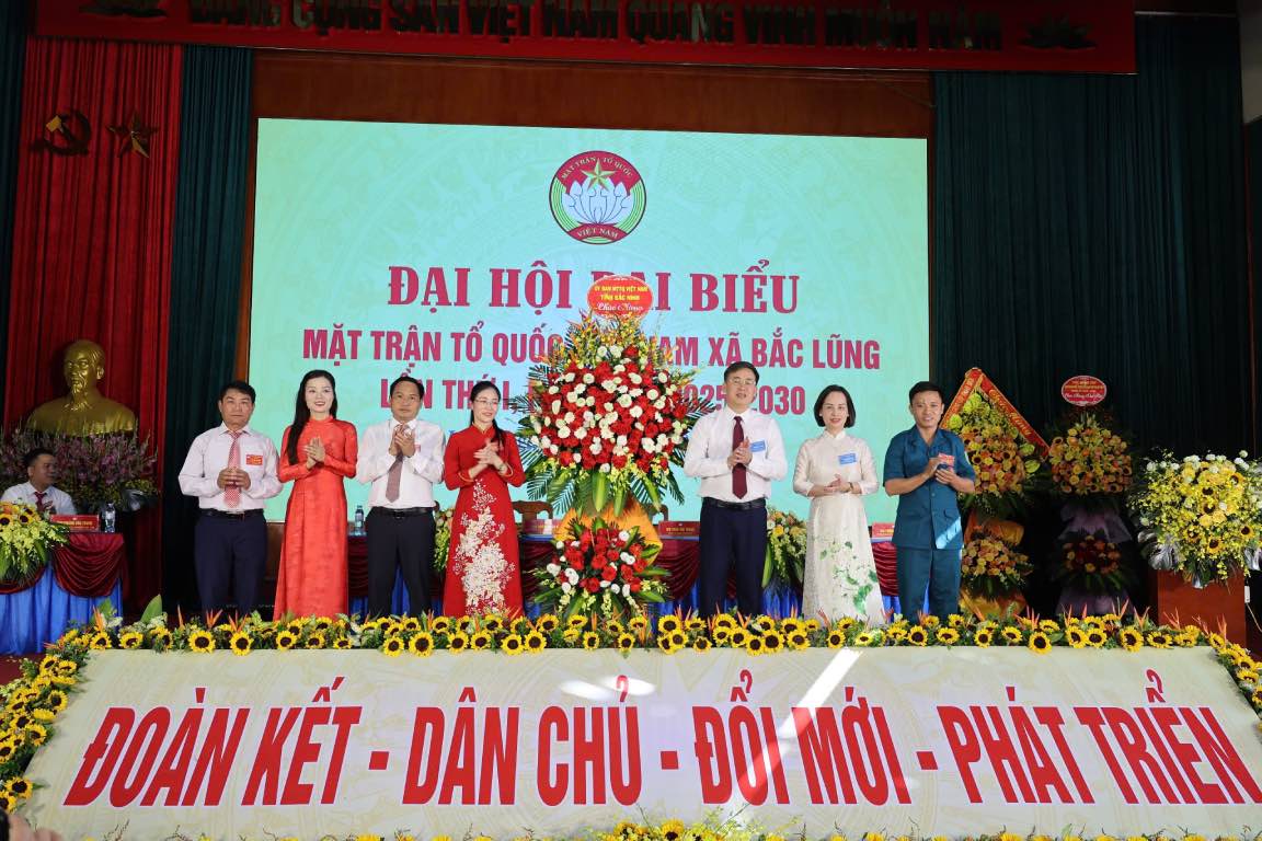 Dong chi Thach Van Chung - Tinh uy vien - Pho Chu tich Uy ban Mat tran To quoc tinh - Chu tich Lien doan Lao dong tinh Bac Ninh (thu 3 tu phai qua) tang hoa chuc mung dai hoi. Anh: Quyet Chien