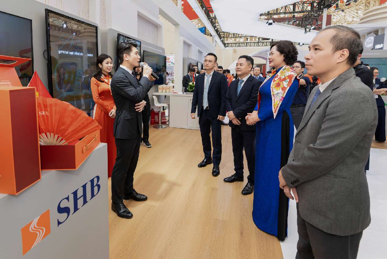 Pho chu tich HDQT Do Quang Vinh tu hao bao cao cac lanh dao NHNN hanh trinh hon 32 nam SHB kien tam dong hanh cung su nghiep phat trien cua Dat nuoc. Anh: SHB