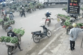 serious traffic accident, truck crashed into Tan Long banana market. Photo: cut from clip