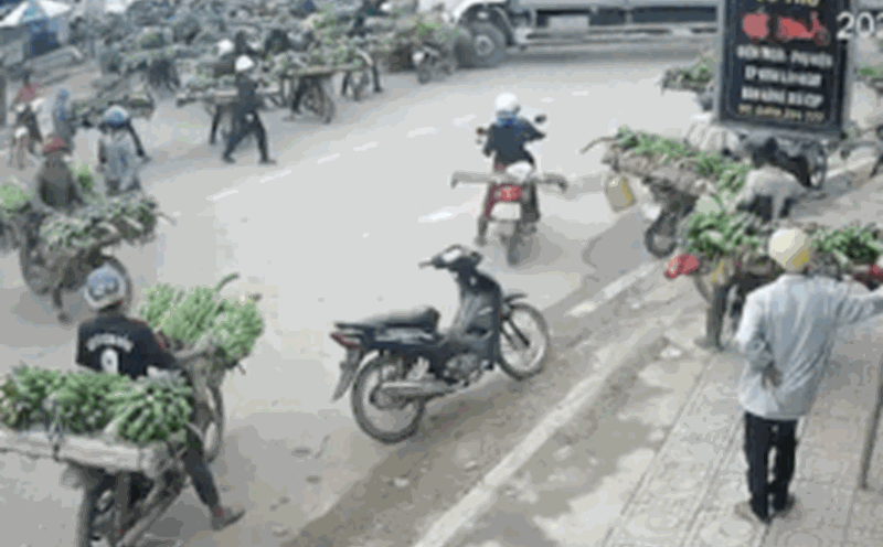 serious traffic accident, truck crashed into Tan Long banana market. Photo: cut from clip