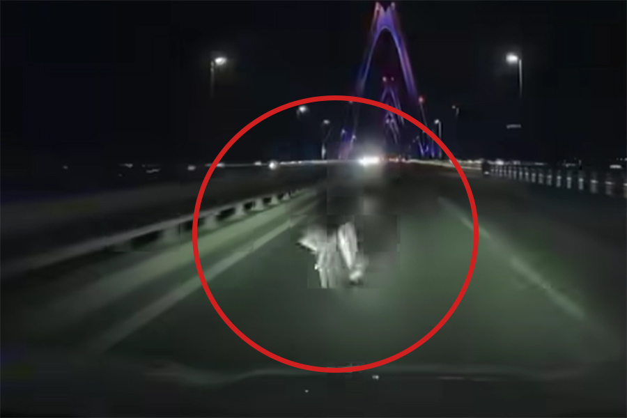 ニャットタン橋で自転車が逆走して事故につながりました。クリップから抜粋。