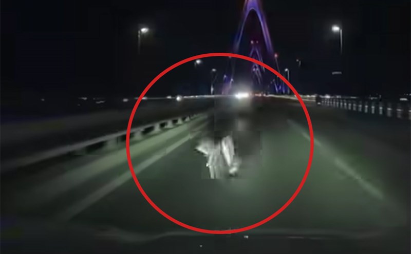 Bicycles traveling in the wrong direction on Nhat Tan Bridge led to the accident. Photo cut from clip