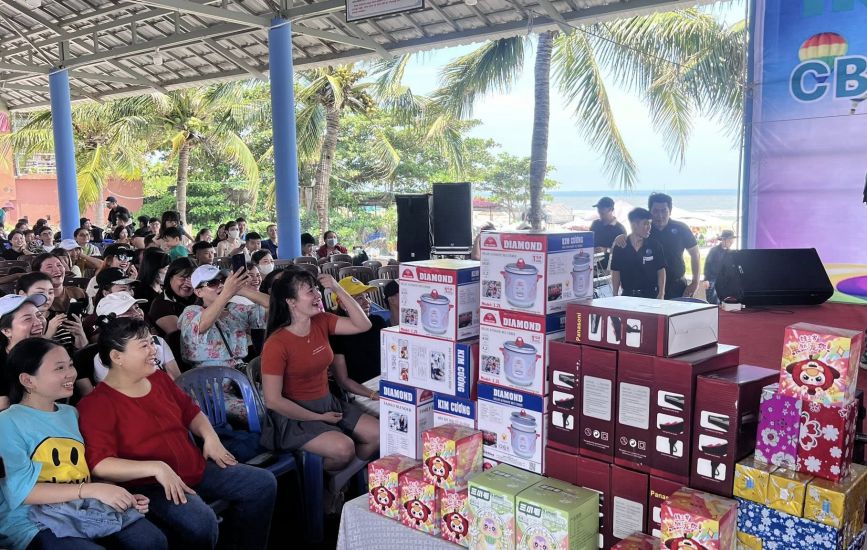 TKG Taekwang Vina 주식회사는 전체 노동자를 대상으로 호치민시 담센 워터파크와 롱하이 해변에서 교육과 결합된 여행을 조직합니다. 사진: TKG Taekwang Vina 노동조합