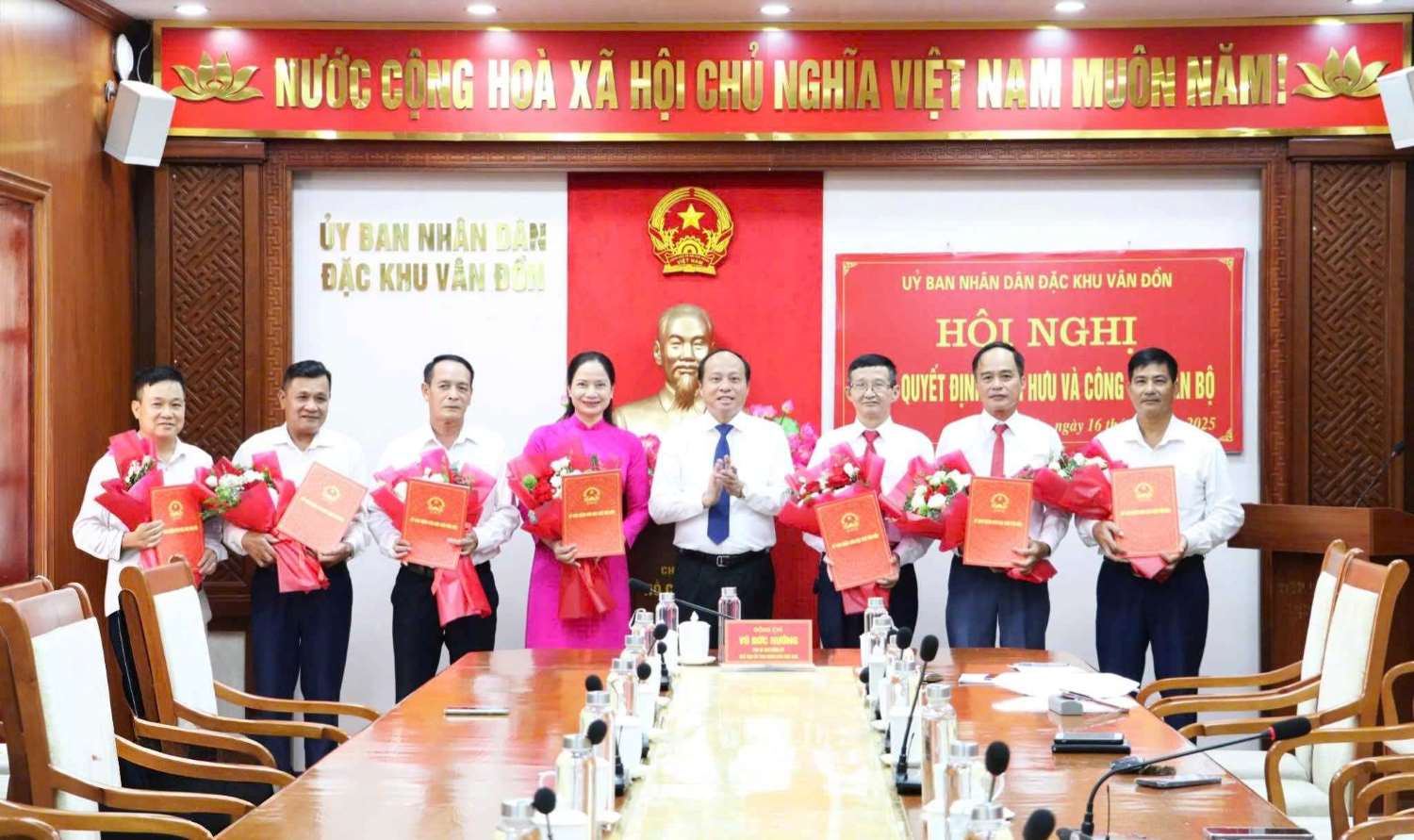 The leaders of the People's Committee of Van Don Special Zone presented the retirement decision to the staff of the Public Service Management Board. Photo: Van Don Special Zone