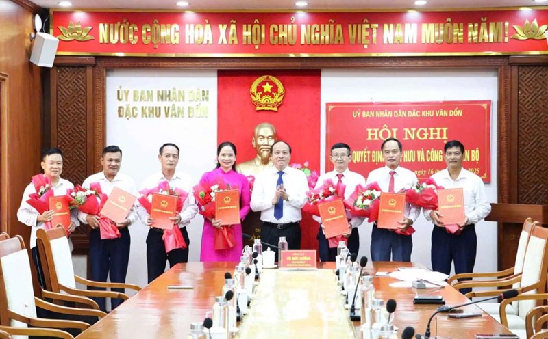 The leaders of the People's Committee of Van Don Special Zone presented the retirement decision to the staff of the Public Service Management Board. Photo: Van Don Special Zone