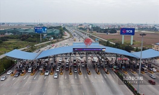 Từ 1.10.2025, chủ phương tiện chưa chuyển đổi sang tài khoản giao thông liên kết thanh toán không tiền mặt sẽ không được thu phí tự động không dừng. Ảnh: Tô Thế