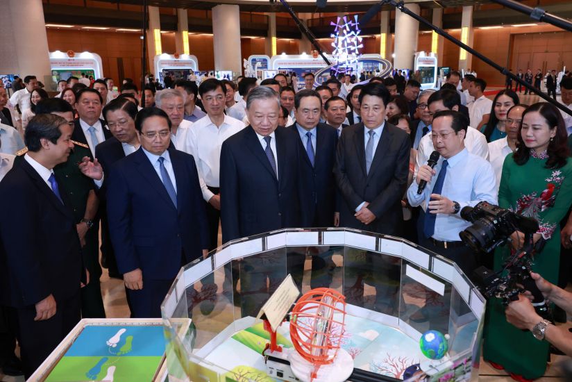 General Secretary To Lam and Politburo members: President Luong Cuong, Prime Minister Pham Minh Chinh, National Assembly Chairman Tran Thanh Man visit the booth displaying educational and medical achievements before the National Conference to disseminate and implement the Resolution. Photo: Hai Nguyen