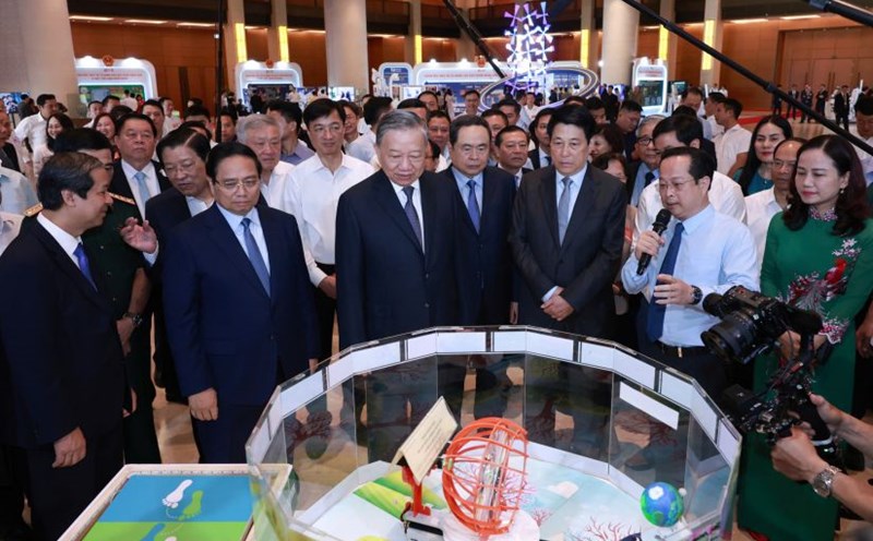 General Secretary To Lam and Politburo members: President Luong Cuong, Prime Minister Pham Minh Chinh, National Assembly Chairman Tran Thanh Man visit the booth displaying educational and medical achievements before the National Conference to disseminate and implement the Resolution. Photo: Hai Nguyen