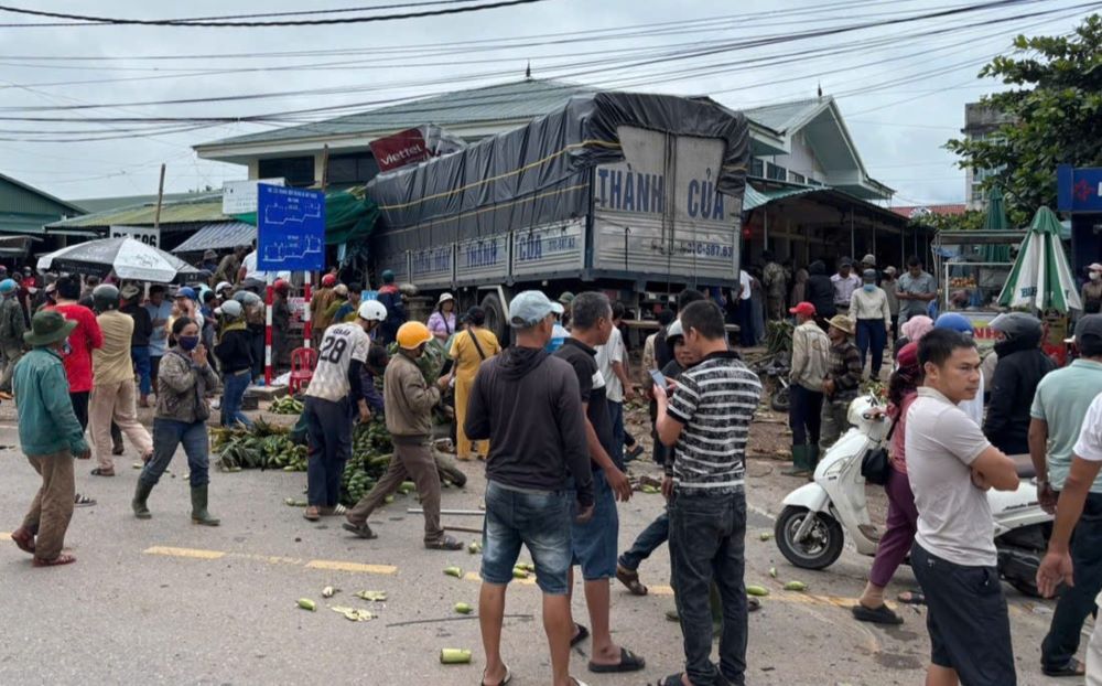 Cho chuoi tap trung dong nguoi dung tren tinh lo, nen khi xay ra tai nan gay thuong vong lon. Anh: Hung Tho