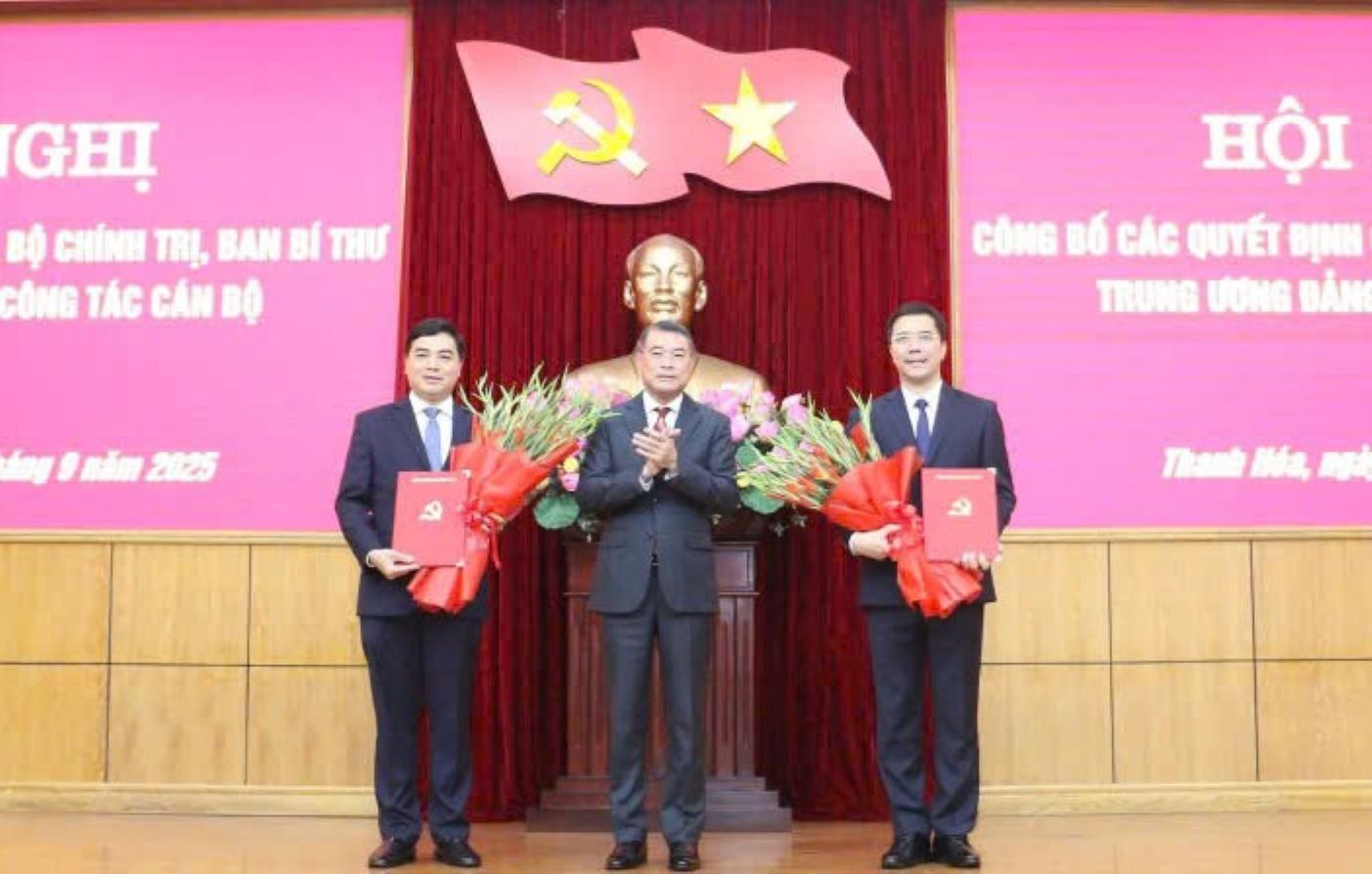 Mr. Le Minh Hung - Politburo member, Secretary of the Party Central Committee, Head of the Central Organization Committee presented flowers to Major General Nguyen Hong Phong (right) and Mr. Nguyen Hoai Anh. Photo: Tran Lam