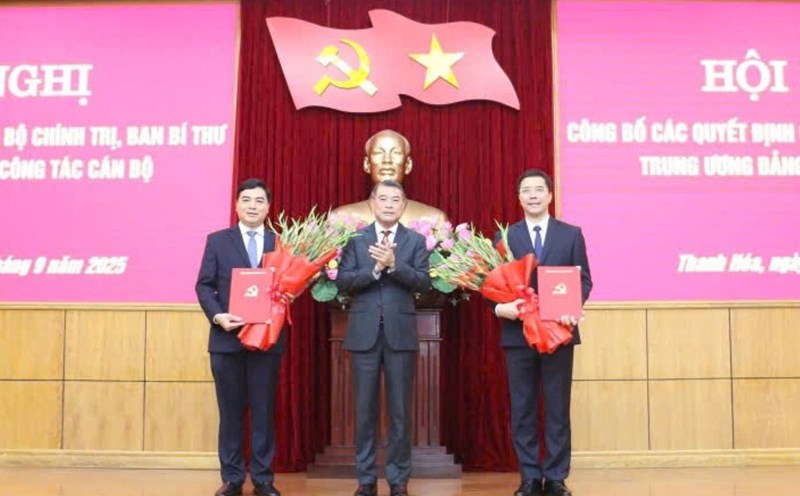 Mr. Le Minh Hung - Politburo member, Secretary of the Party Central Committee, Head of the Central Organization Committee presented flowers to Major General Nguyen Hong Phong (right) and Mr. Nguyen Hoai Anh. Photo: Tran Lam