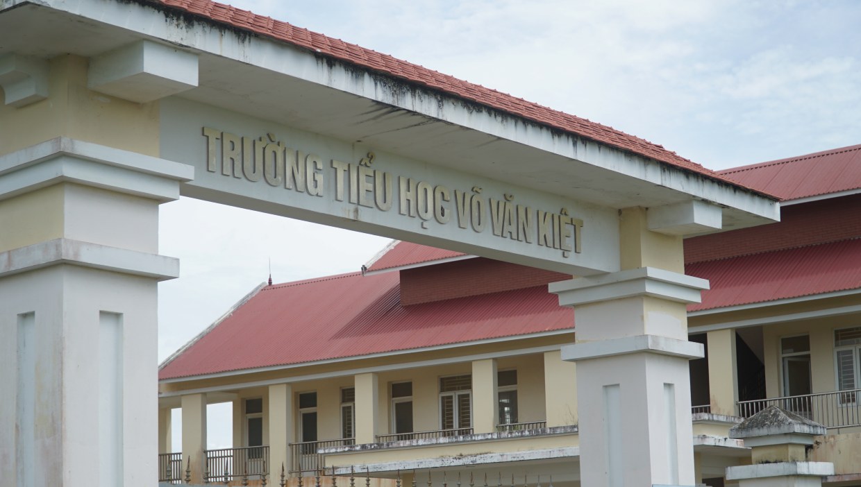 Vo Van Kiet - Ca Mau Primary School, was built solidly and majestically, completed from 2022 but had no students. Photo: Nhat Ho