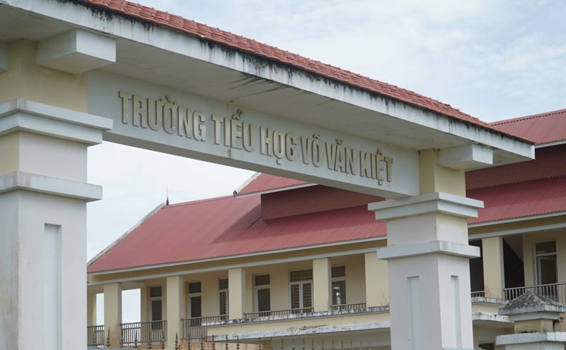 Vo Van Kiet - Ca Mau Primary School, was built solidly and majestically, completed from 2022 but had no students. Photo: Nhat Ho