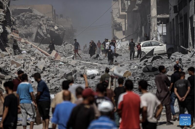 Residentes evacuados cuando Israel ataca la ciudad de Gaza. Foto: Xinhua