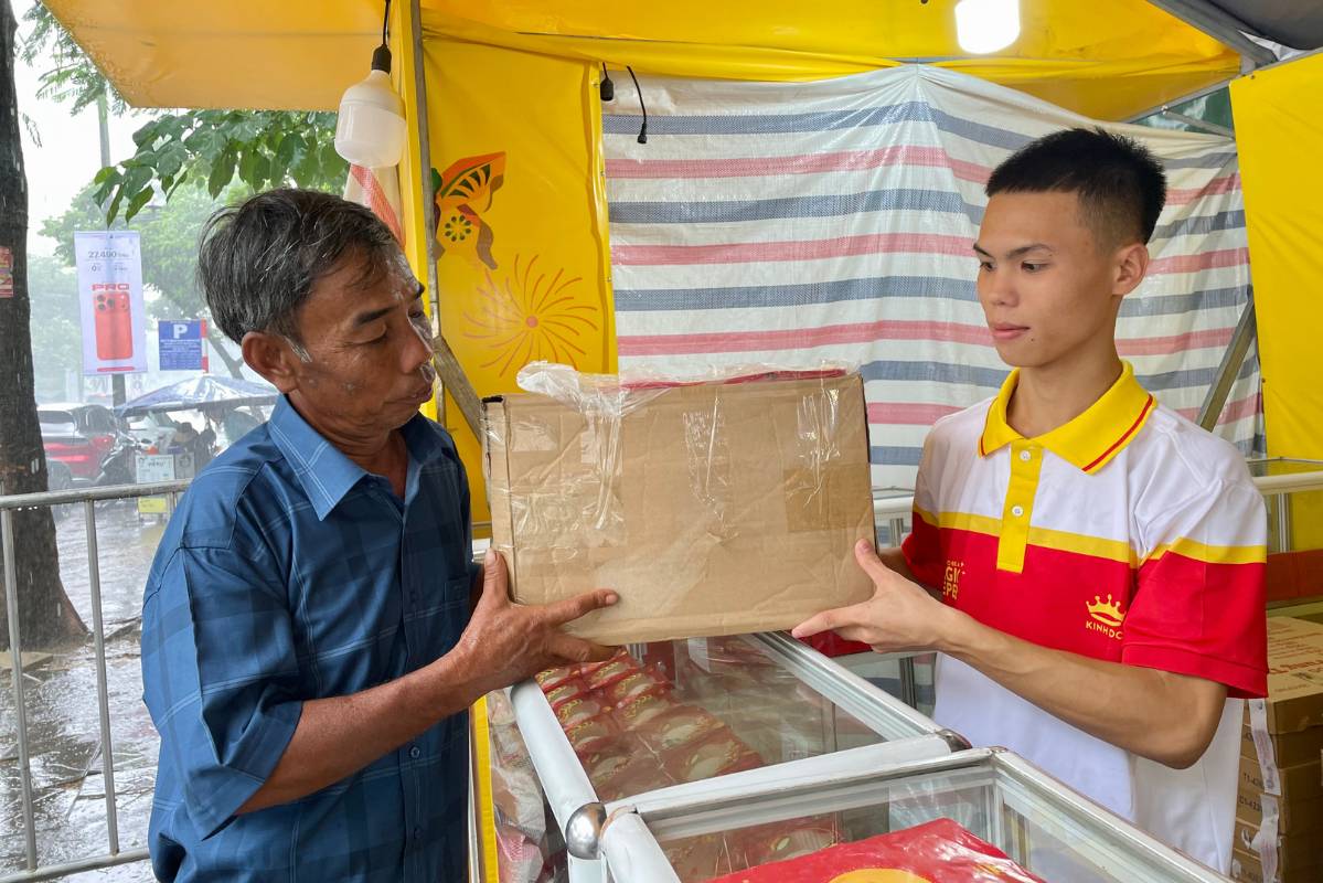 Khach mua dau mua Tet Trung thu thua thot, phan lon mua so luong lon de lam qua tang. Anh: Thanh Binh 