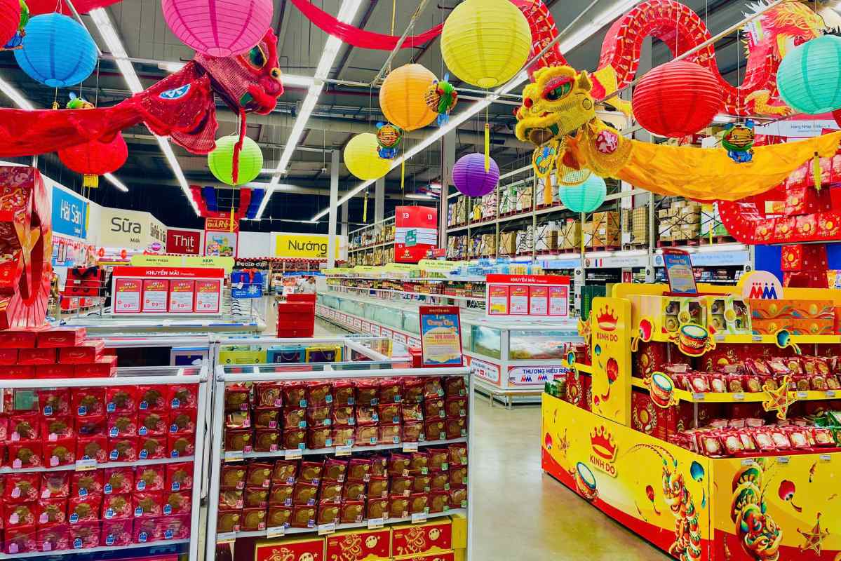 Gateau de lune rempli d'etageres, acheteurs clairsemes. Photo: Thanh binh