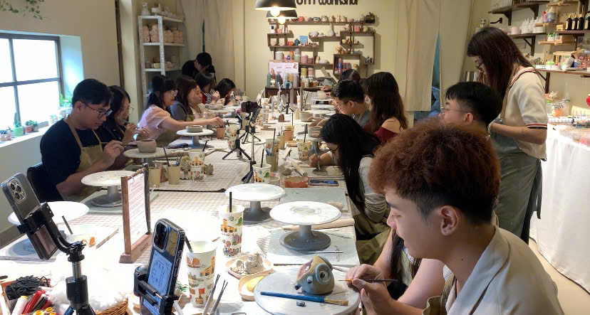 Young people in Ho Chi Minh City tend to go to Workshops to relax and heal their souls.