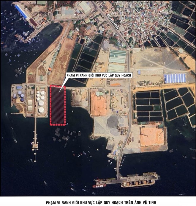Limite de la zone de planification du projet d'entrepot de petrole et de carburant a vol interieur dans la baie de Cam Ranh a Khanh Hoa. Photo : Huu Long