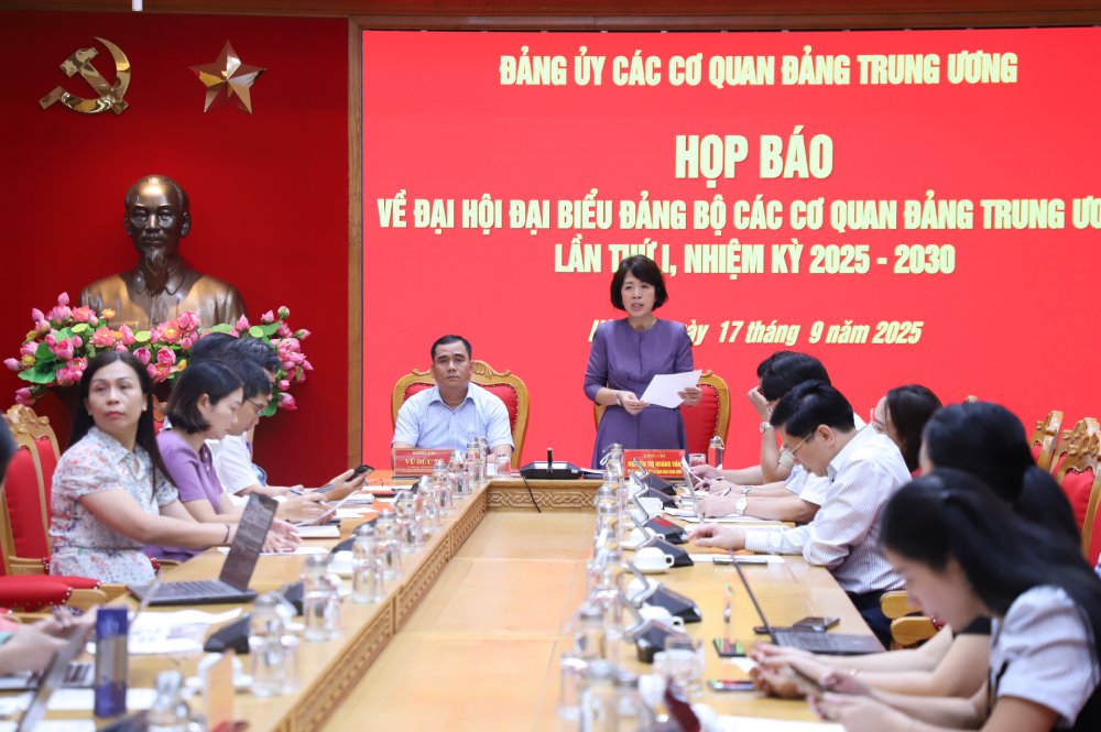 Mme Nguyen Thi Hoang Van - Secretaire adjointe du Comite du Parti des organes du Parti central - s'exprimant lors de la conference de presse. Photo : Tran Vuong
