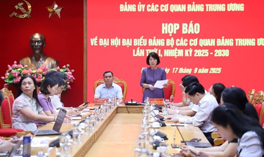 Bà Nguyễn Thị Hoàng Vân - Phó Bí thư Đảng ủy các cơ quan Đảng Trung ương - phát biểu tại Họp báo. Ảnh: Trần Vương