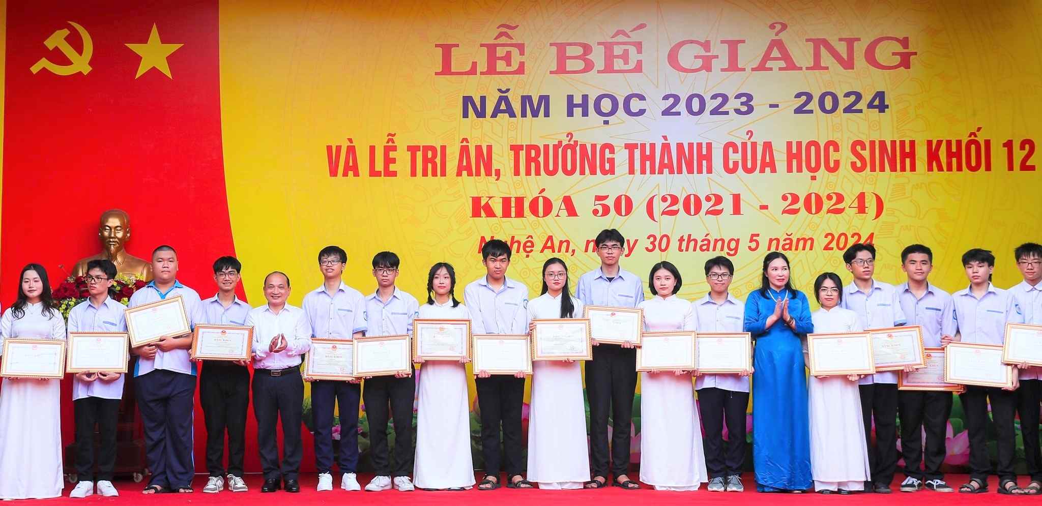Nghe An Provincial Association for the Promotion of Education and Phan Boi Chau High School for the Gifted reward students with high achievements in the national excellent student exam. Photo: Duc Anh