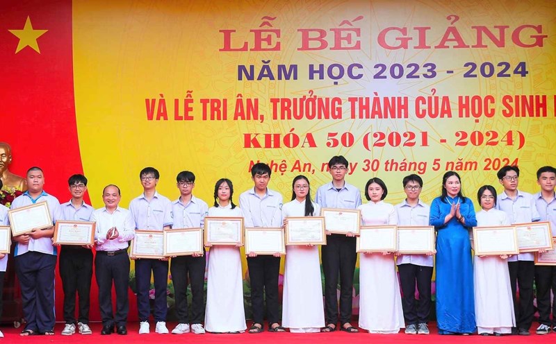 Nghe An Provincial Association for the Promotion of Education and Phan Boi Chau High School for the Gifted reward students with high achievements in the national excellent student exam. Photo: Duc Anh