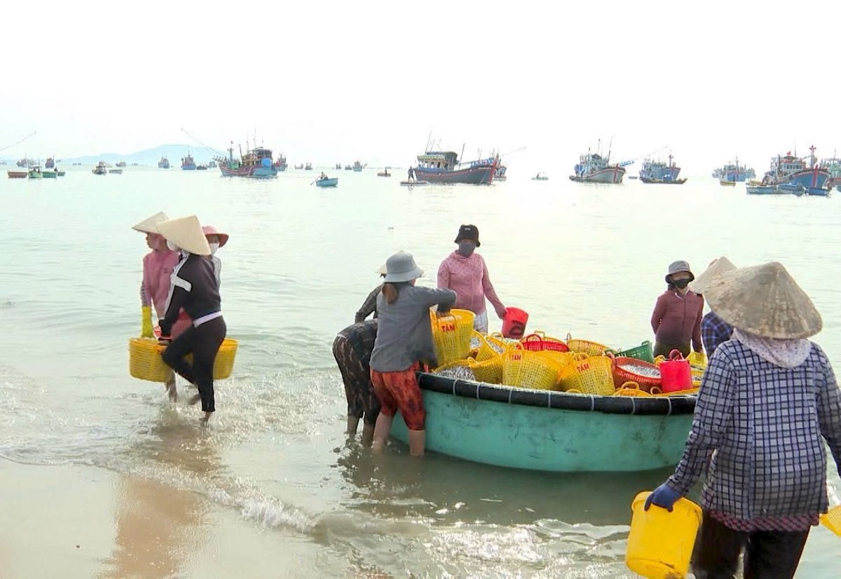 Nhung nguoi phu nu phu khuan ca com de lay tien cong. Anh: Duy Tuan 