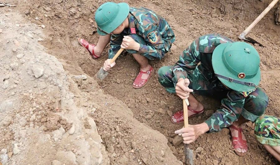 Team 584 searched and discovered 2 martyrs' remains in Truong Bo De. Photo: Xuan Dien