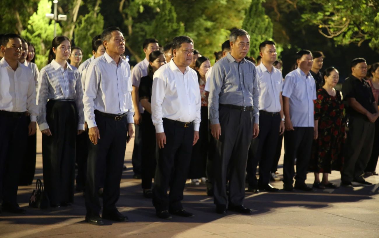 Lanh dao tinh Quang Tri vieng cac anh hung liet si o Thanh co Quang Tri vao dem 16.9. Anh: Han Nguyen