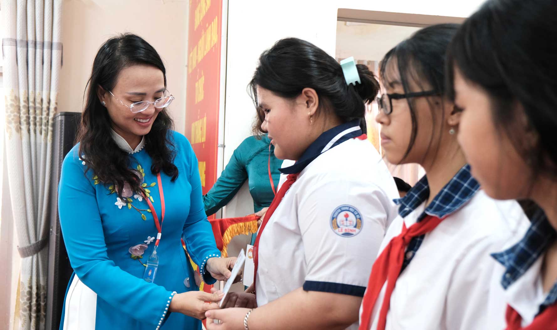 Ba Le Thi Suong Mai - Uy vien Ban Chap hanh Tong LDLD Viet Nam, Thanh uy vien, Pho Chu tich Uy ban MTTQ Viet Nam thanh pho, Chu tich LDLD TP Can Tho - trao hoc bong cho cac em hoc sinh. Anh: My Ly