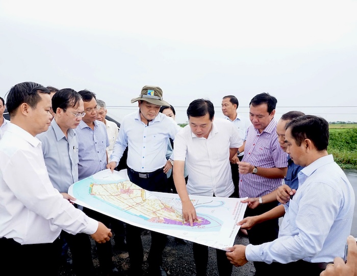 Doan cong tac den khao Khu cong nghiep dich vu dau khi Xoai Rap. Anh: Cong thong tin dien tu Dong Thap. 