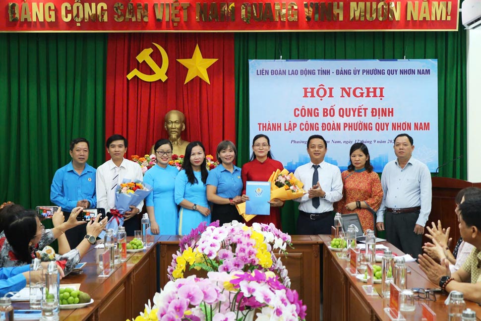 Gia Lai 지방 노동 연맹 부위원장 Nguyen Thi Bich Thuy가 Quy Nhon Nam 구 노동 조합 설립 결정을 수여합니다. 사진: Anh Nguyen