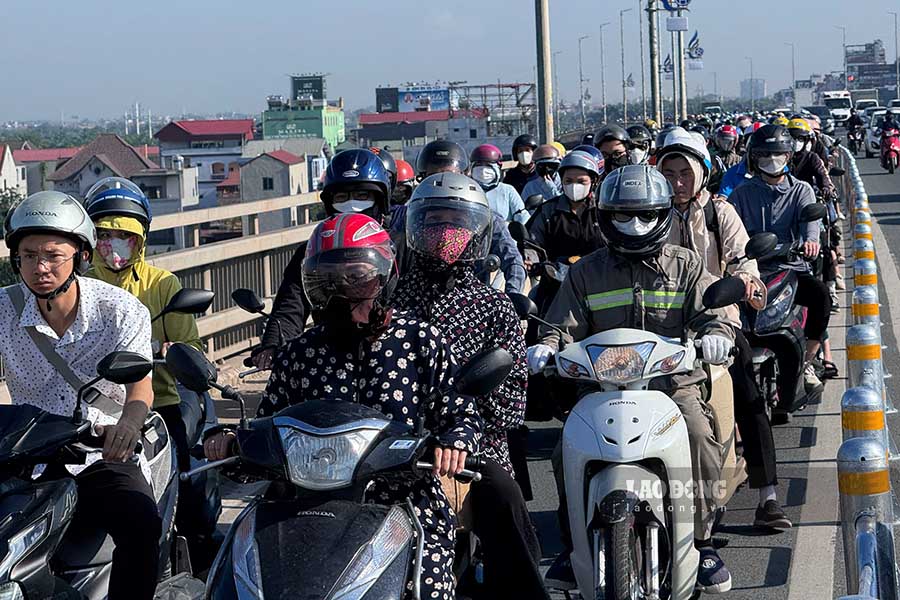 Truoc do, trong cac ngay tu 14 - 16.9, tren cau Nhat Tan lien tuc xay ra un tac gio cao diem sang sau khi rao phan lan duoc lap dat.