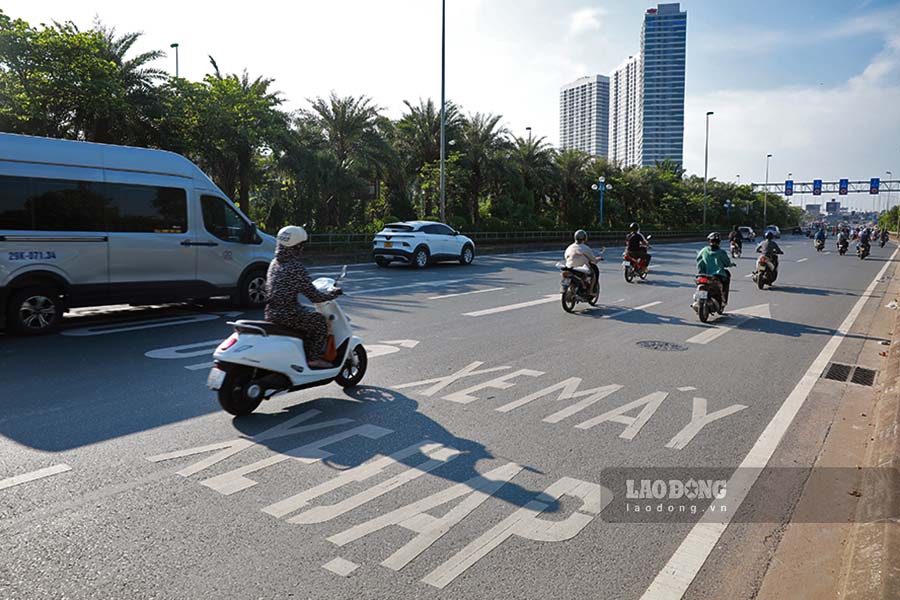 Ghi nhan ngay 17.9, cac hang muc lap dat gia long mon tai hai dau cau Nhat Tan da co ban hoan tat. Don vi thi cong cung da son, ke thong tin phan lan phuong tien tren mat duong.