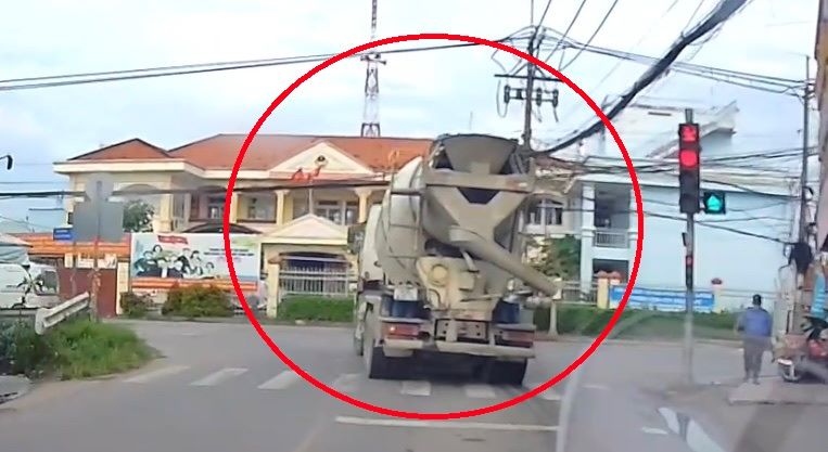 ホーチミン市で赤信号を無視する車の写真。写真:Dong Hoang