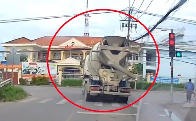 Image of a tanker truck running a red light in Ho Chi Minh City. Photo: Dong Hoang