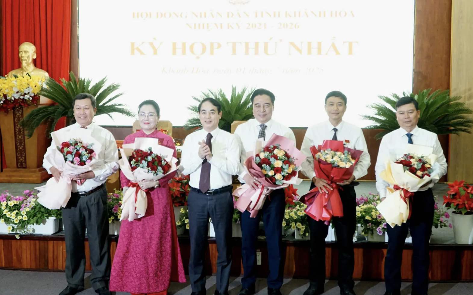 Pham Thi Xuan Trang 여사(왼쪽에서 두 번째)는 새로운 인민의회 의장이 선출될 때까지 Khanh Hoa 지방 인민의회 활동을 운영합니다. 사진: Trung Nhan