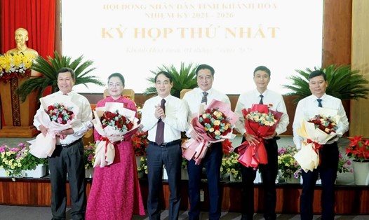 Bà Phạm Thị Xuân Trang (thứ 2 từ trái sang) điều hành hoạt động của HĐND tỉnh Khánh Hòa cho đến khi bầu Chủ tịch HĐND mới. Ảnh: Trung Nhân