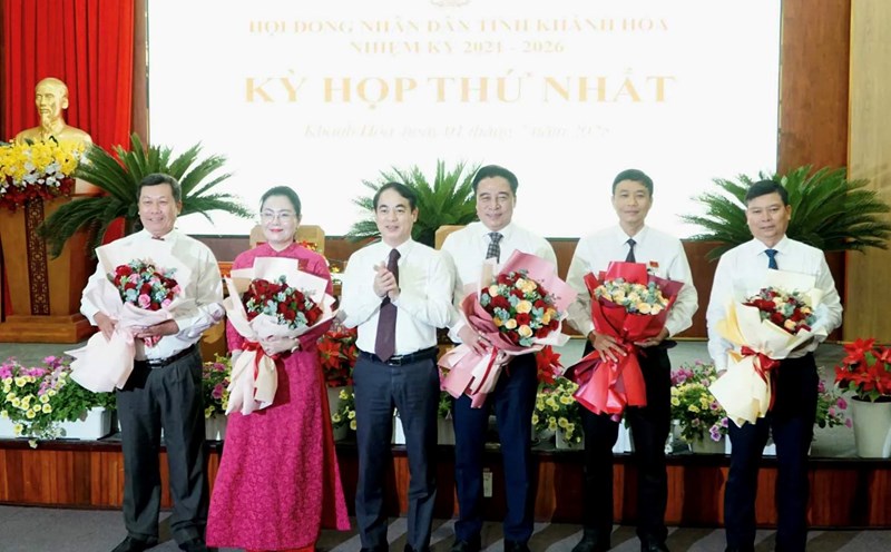 Ms. Pham Thi Xuan Trang (2nd from left) will run the activities of the Khanh Hoa Provincial People's Council until electing a new Chairman of the People's Council. Photo: Trung Nhan