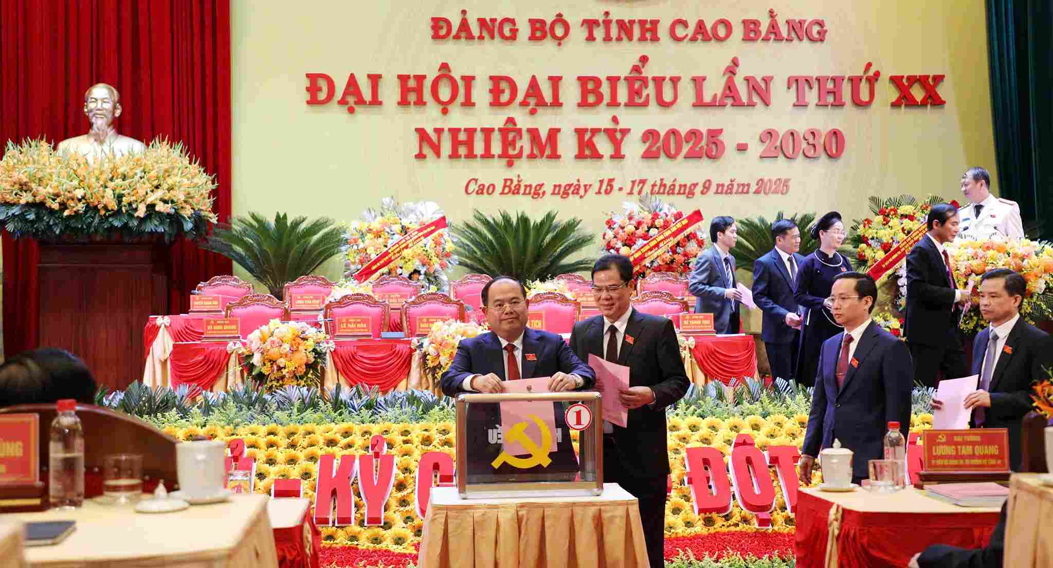 Dai hoi tien hanh bau cu Ban Chap hanh Dang bo tinh Cao Bang khoa XX, nhiem ky 2025-2030. Anh: Khanh Duy
