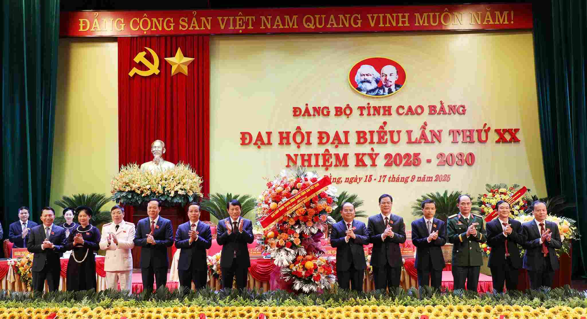 Doan chu tich dai hoi nhan hoa chuc mung tu Dai tuong Luong Tam Quang. Anh: Khanh Duy