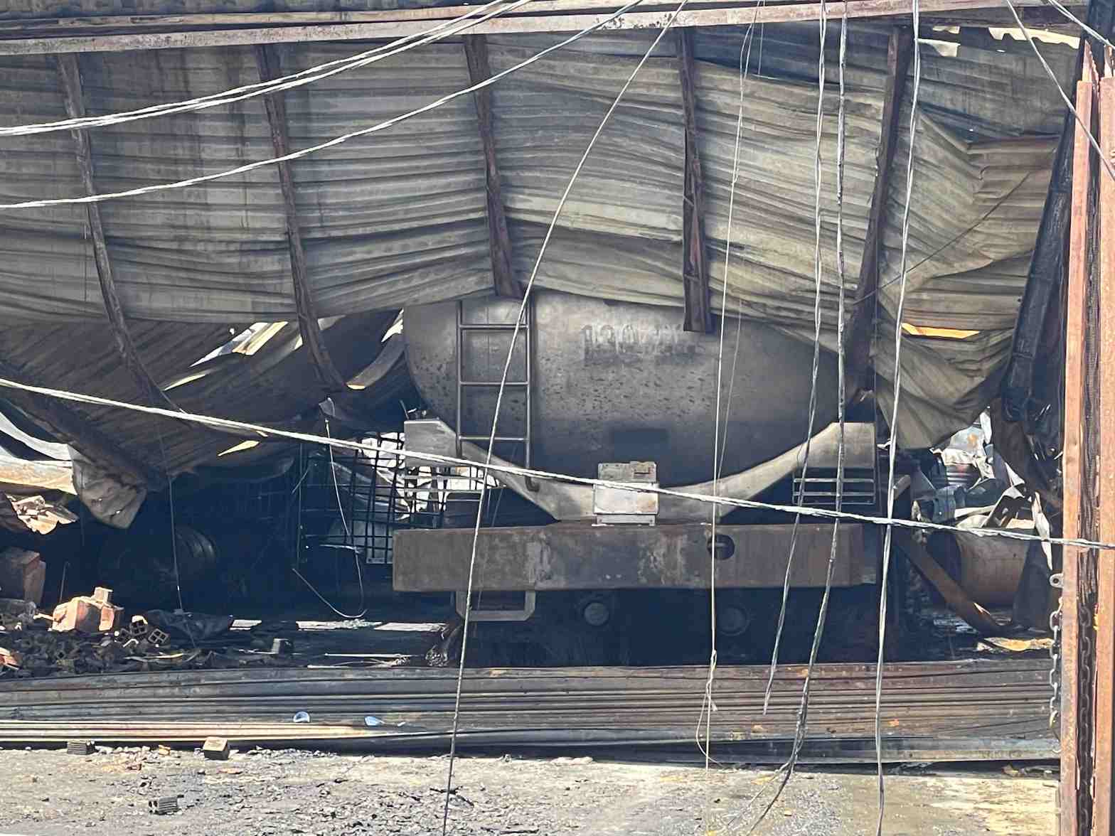 ホーチミン市Thuan Giao区の工場火災現場。写真:Dinh Trong