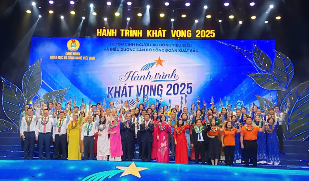 Mr. Nguyen Manh Hung, member of the Party Central Committee, Minister of Science and Technology and Mr. Pham Duc Long, Deputy Minister of Science and Technology, Chairman of the Vietnam Science and Technology Trade Union presented flowers and symbols, and commended 71 outstanding union officials. Photo: Xuan Hien