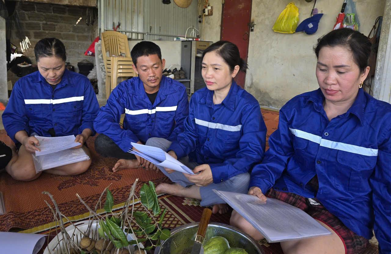 CNLD tai Cong ty TNHH Nong nghiep To Hieu - Son La to ra buc xuc khi bi don phuong cham dut hop dong. Anh: Nguyen Truong