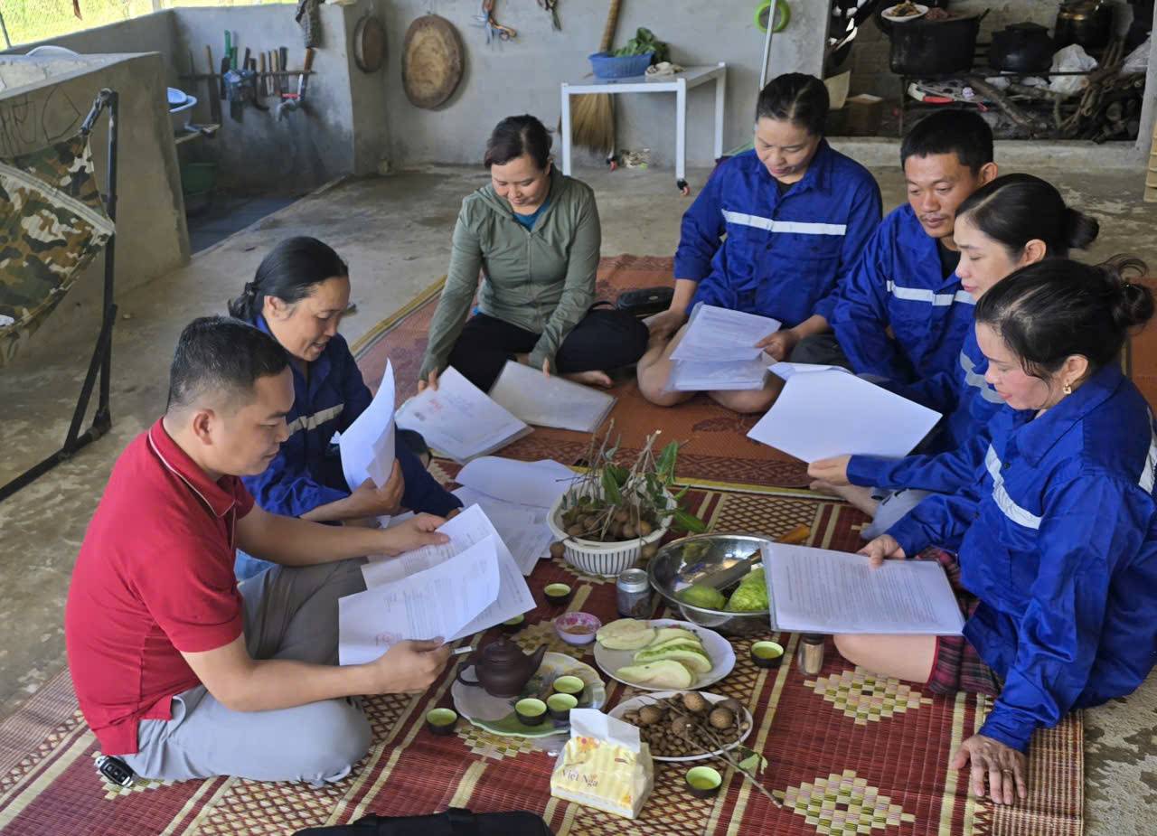 CNLD tai Cong ty TNHH Nong nghiep To Hieu - Son La chia se su viec voi PV Bao Lao Dong. Anh: Nguyen Truong
