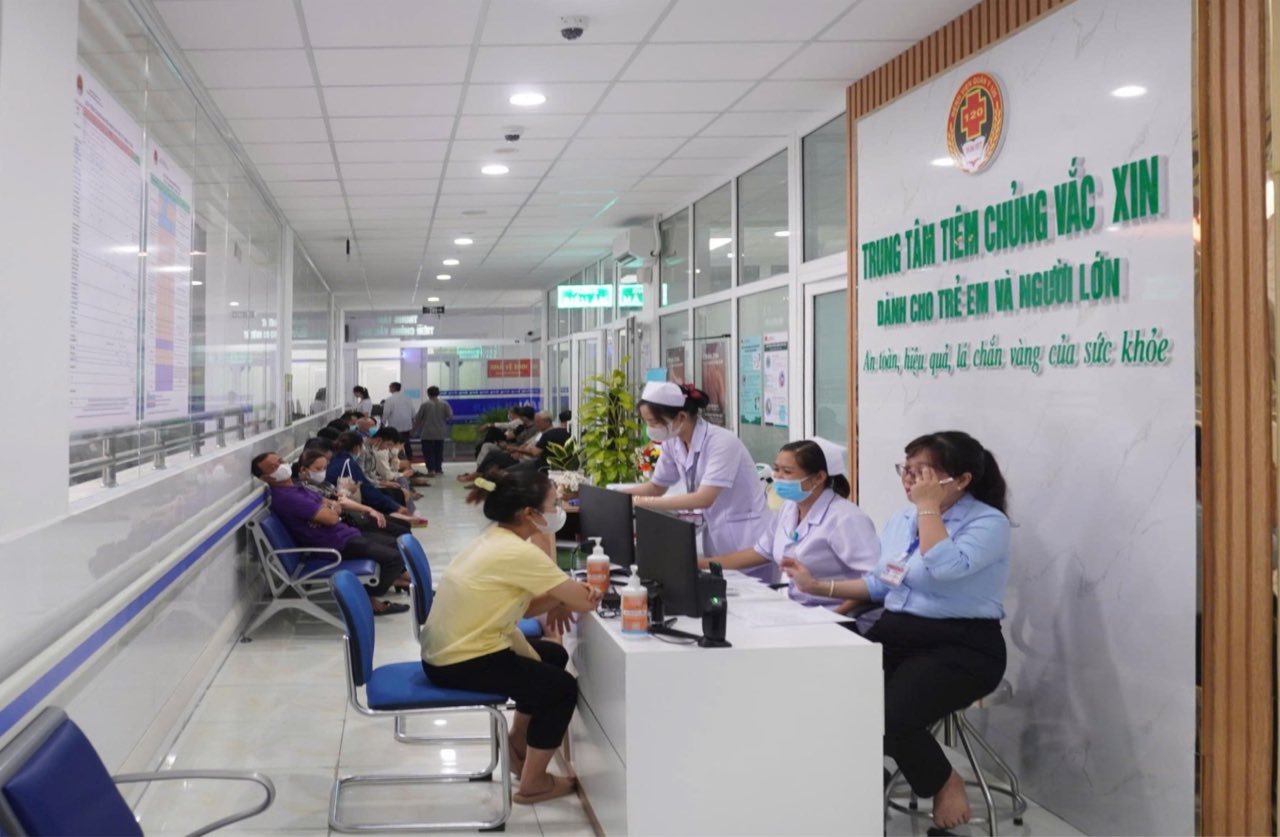 Trung tam tiem chung vaccine tai Benh vien Quan y 120. Anh: Tran Ngoc Cuong
