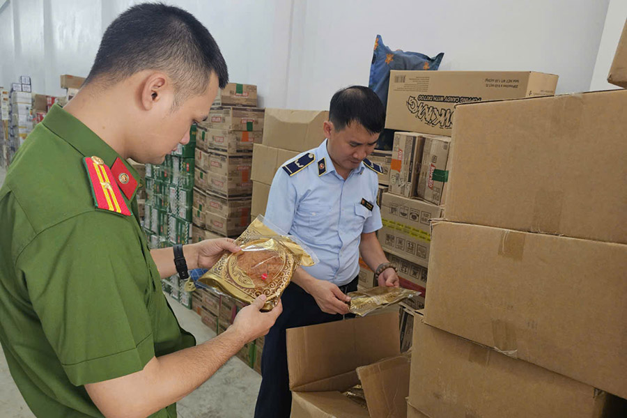 Les forces de l'ordre inspectent les marchandises. Photo : Equipe QLTT n° 24